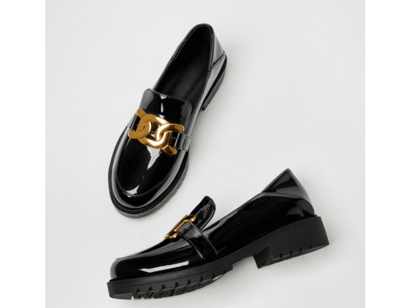 Big Gold Metal Chain Loafers Women Round Toe Shiny Patent Leather Black Beige Platform Casual Leisure Flat Shoes Big Gold Metal Chain Loafers Women Round Toe Shiny Patent Leather Black Beige Platform Casual Leisure Flat Shoes